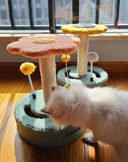 猫が爪とぎポールを使っているところ