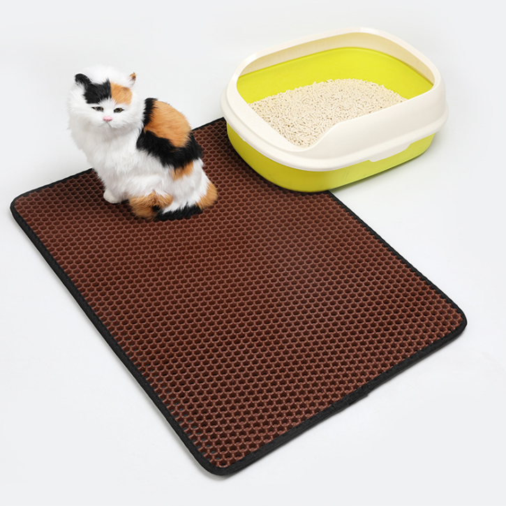 ブラウンの猫砂マットを猫トイレの前に敷いたところ